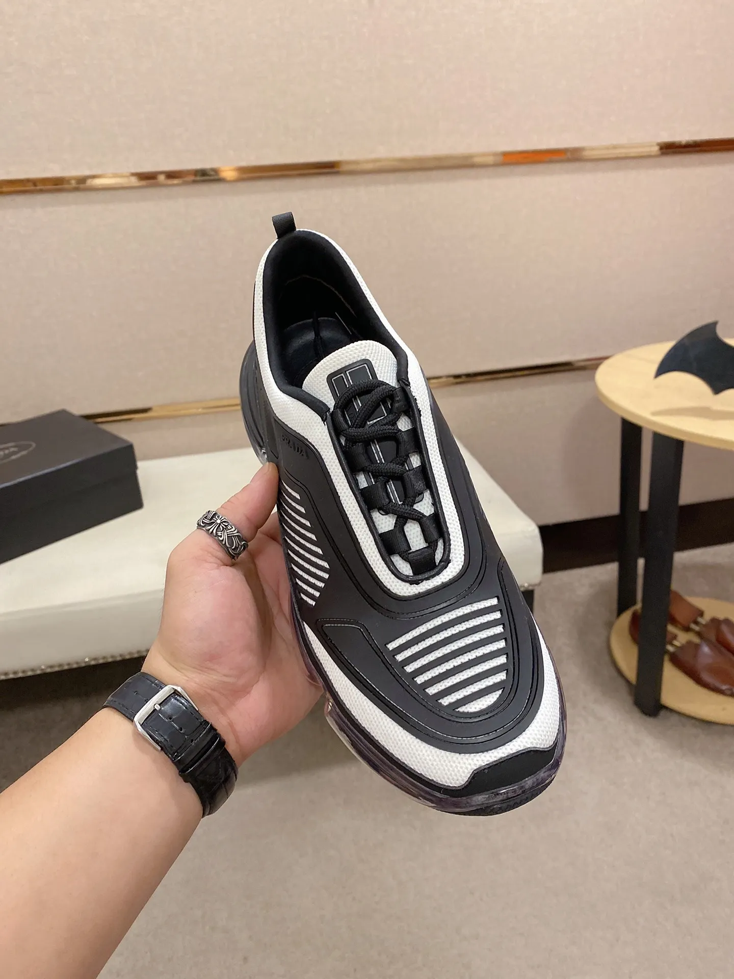 Factory price: 640💰 ✔️✔️✔️High-quality new PRADA counters are launched simultaneously. The new men's shoes and 😘fabric are made of high-tech glue-spraying technology. Lining: Full cowhide lining. 👍🏿 High-end ☄️ air-cushion molded anti-slip rubber outsole, exquisite lines, simple and elegant, comfortable and high-end for leisure travel. Code number: 38 to 45